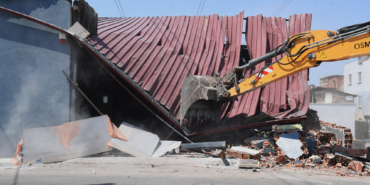 Osmangazi’de Yüksek Gerilim Hattı Altındaki Kaçak İş Yeri Yıkıldı