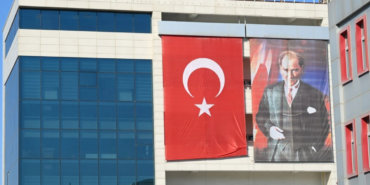 Trakya’da kamu binalarına “Terörsüz Türkiye’ye” destek için Türk bayrağı asıldı