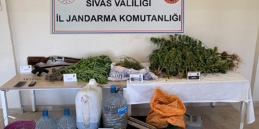 Sivas’ta Uyuşturucu Operasyonu: 3 Kişi Tutuklandı, Kenevir ve Skunk Ele Geçirildi