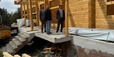 Kaymakam Akköz ve Başkan Elma’dan Kütük Ev Projesine Ziyaret