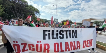 Ayvalık, Filistin’e Destek Yürüyüşüyle Ayağa Kalktı Ayvalık’ın rüzgarı Gazze’ye ulaştı. Kuzey Ege’den Gazze’ye Selam!