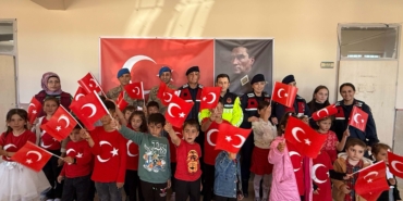 Sivas’ta Jandarma Ekiplerinden Öğrencilere 29 Ekim Cumhuriyet Bayramı Sürprizi
