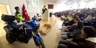 Jandarma’dan Ezine’de Öğrencilere Güvenli Motosiklet Sürüşü Eğitimi