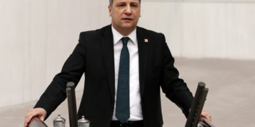 CHP’li Özgür Ceylan’dan Çarpıcı İddia: “130 Bin Mülteci Silah Altına Alınacak mı?”