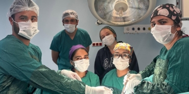 Kağızman Devlet Hastanesinde Bir İlk; Karın Kesişi Olmadan Rahim Alma Ameliyatı Başarı İle Gerçekleştirildi