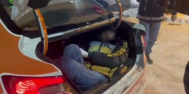 Kars’ta Taksinin Bagajından valiz yerine düzensiz göçmenler çıktı