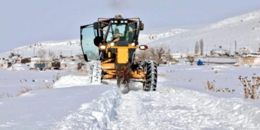 Kar Kaplanları Milletinin Hizmetinde! Kars’ta Yoğun Kar Mesaisinde Köy Yolları Açıldı