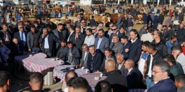 Yeni Parti Genel Başkanı Özgür Özel Kars Hayvan Pazarında Üreticilerle Buluştu