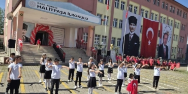 Vali Polat, Halitpaşa İlkokulunda Öğrencilerin Eğitim Heyecanına Ortak Oldu 